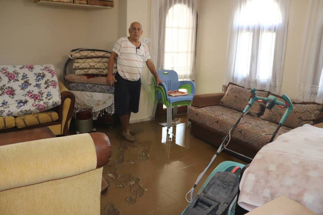 O kentte yollar çöktü: Gece yarısı felaketi yaşadılar! Gün aydınlanınca korkunç manzara ortaya çıktı 18